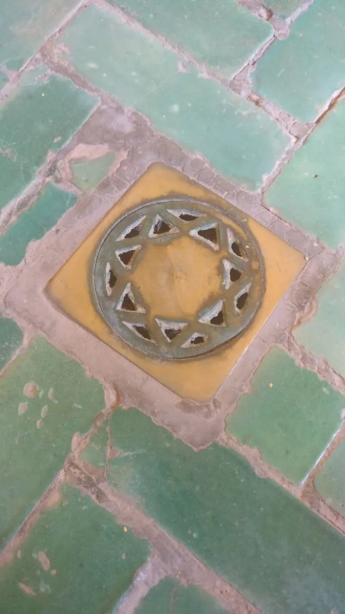 Eight-point star zellij fountain
