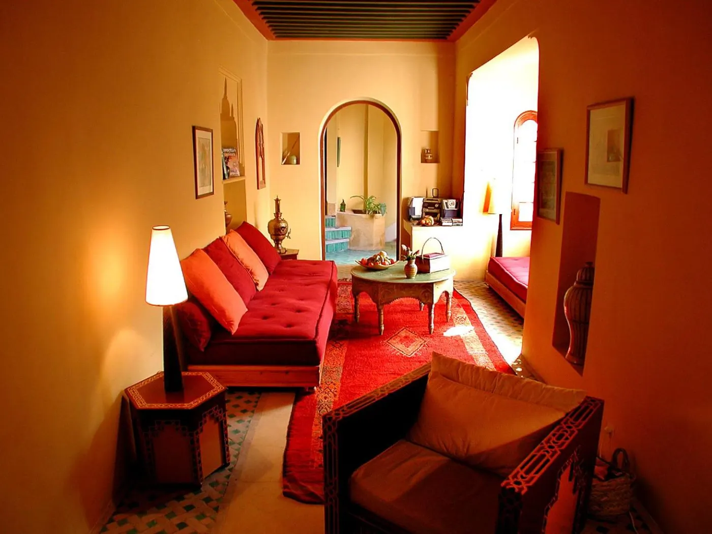 The lounge arch and its lamps